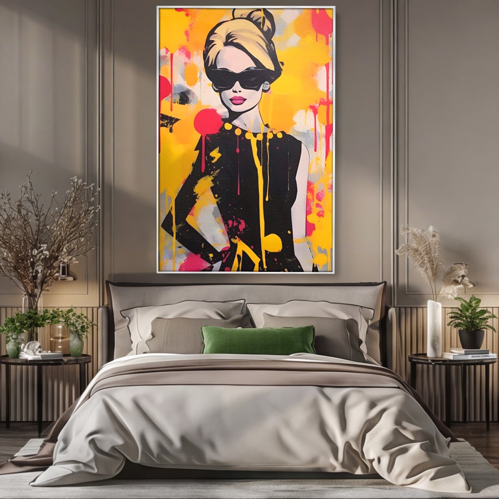 Tablou canvas cu tablou canvas cu femeie in stil pop art, in rama de aluminiu argintiu, pe perete intr-un dormitor